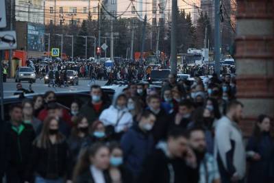 На акцию в защиту Навального в Челябинске собралось около 2 тыс. человек
