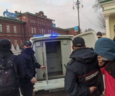 В России на митингах в поддержку Навального задержали около 200 человек: фото, видео