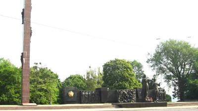Во Львове начали демонтировать Монумент славы Советской армии
