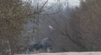 Боевики «ДНР» установили флаг РФ на своей передовой: фотофакт