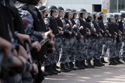 Полиция начала перекрывать центр Москвы