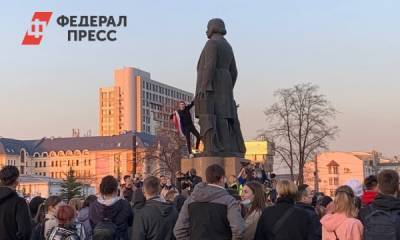 Участник незаконной акции в Челябинске залез на памятник Глинке