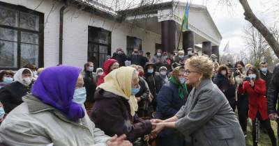 Тимошенко собрала в "красной" зоне на встречу десятки пенсионеров и приехала к ним без маски (7 фото)