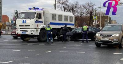 Машина ОМОН столкнулась с легковушкой на Пушкинской площади в Москве