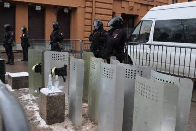 В России продолжаются задержания сотрудников штабов Навального