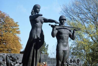 Власти Львова начали демонтаж Монумента славы Советской армии