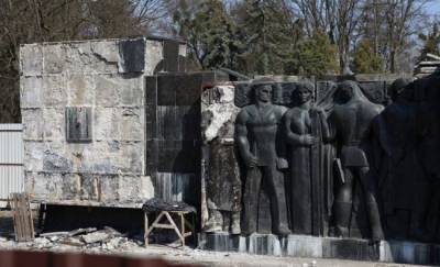Во Львове начался демонтаж барельефов Монумента славы Советской армии
