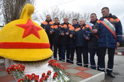 Первый в России памятник пожарной каске отрыли в Липецке