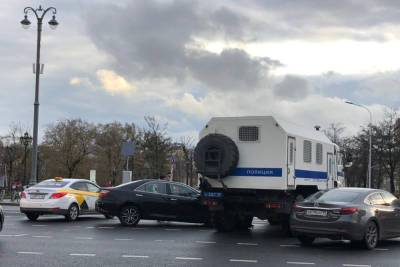 На Пушкинской площади в Москве иномарка столкнулась с автозаком