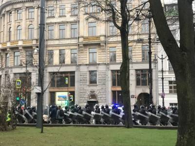 «Это не общественное пространство»: ОМОН оцепил подходы к Дворцовой площади в Петербурге (фото, видео)