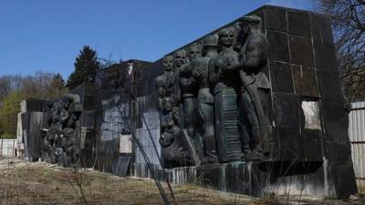 Монумент славы Советской армии начали демонтировать во Львове
