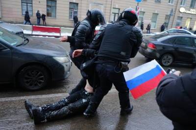 Акция протеста в Петербурга началась с задержаний