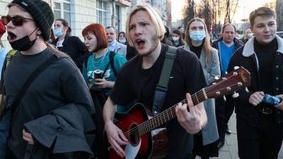 Около 5 тысяч человек вышли на несогласованную акцию в Екатеринбурге