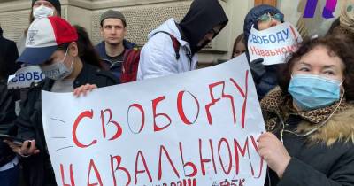 ОМОН окружает протестующих на Тверской улице в Москве