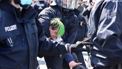 Слезоточивый газ и аресты: в Германии протестуют против новых карантинных правил