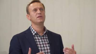 Член штаба Навального в Петербурге поставил свечку в церкви за "здравие митинга"