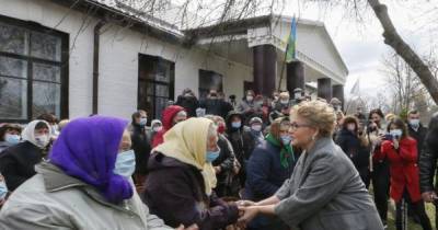 Тимошенко без маски устроила встречу со сторонниками в "красной зоне" под Киевом (фото)