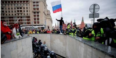 «Задерживают всех, кого могут». В Москве и Санкт-Петербурге проходят многотысячные протесты сторонников Навального — фото, видео