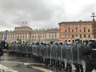 На протестной акции в Петербурге начались массовые задержания