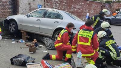 Северный Рейн-Вестфалия: водитель врезался в пешеходов на парковке супермаркета – один человек погиб
