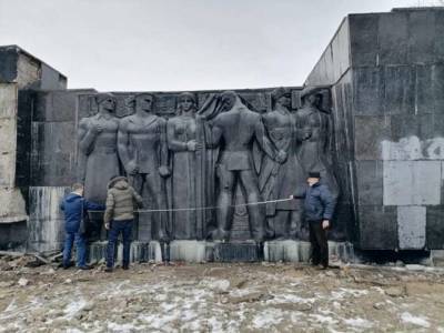 Во Львове начали демонтаж Монумента Славы