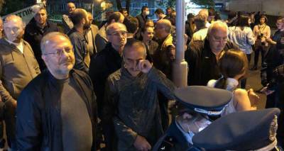 Оппозиция начала митинг у дачи премьера Армении, полиция стянула силы