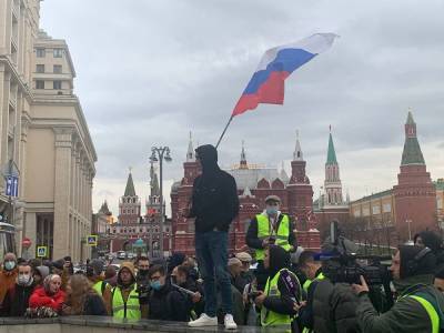 В Москве участники митинга солидарности с Навальным решили пойти на Лубянку, к зданию ФСБ
