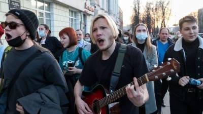 Толпа образовалась из-за перекрытий во время незаконных акций в Екатеринбурге