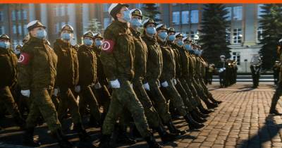 Массовая акция в центре Екатеринбурга: тысячи людей вышли на площадь и кричат «Ура!»