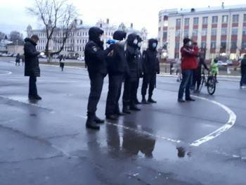 Полиция решила прекратить митинг в Вологде, дав митингующим пошуметь около часа