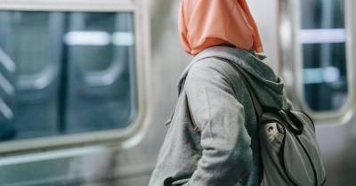 Почему так трудно забыть горячего незнакомца из метро — объясняет психолог