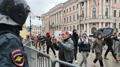 Неизвестные распылили перцовый баллончик в подземном переходе в центре Москвы