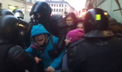 На акции в поддержку Алексея Навального вышли тысячи жителей Москвы и Петербурга