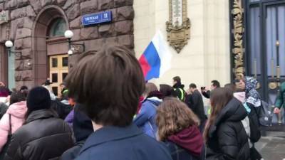 Около шести тысяч человек пришли на незаконный митинг в Москве