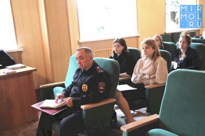 В Хасавюрте состоялось заседание Комиссии по делам несовершеннолетних и защите их прав - mirmol.ru - Хасавюрт