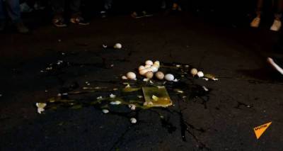 В знак протеста против Пашиняна оппозиционеры разбили об асфальт яйца – видео