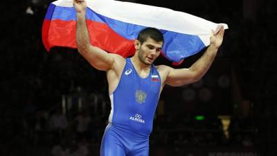 Борцы Найфонов и Магомедов выиграли золотые медали чемпионов Европы