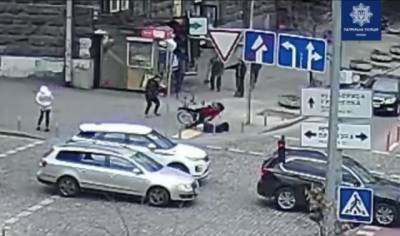 У центрі Києва жінка на велосипеді на великій швидкості збила пішохода (ВІДЕО)