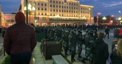 Силовики окружают участников акции в поддержку Навального в Калининграде и сжимают кольцо (видео)