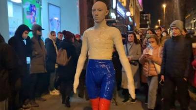Видео: замотанный в триколор фрик вышел на незаконную акцию в Москве