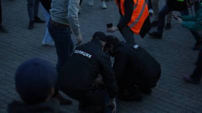 Бьют электрошокерами: в России жестоко задерживают людей на митингах за Навального – видео