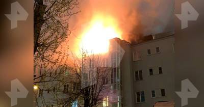 Квартира полыхает в пятиэтажке в центре Москвы