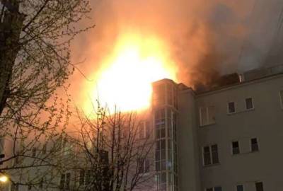 В Москве на Пятницкой улице горит жилой дом