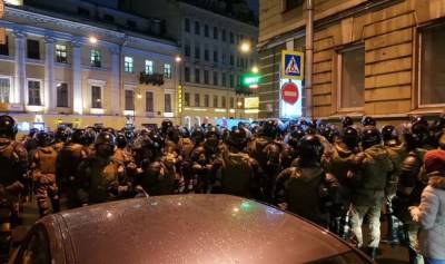 Полиция Петербурга применяет к протестующим электрошокеры