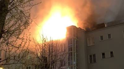 В центре Москвы горит дом, построенный 90 лет назад