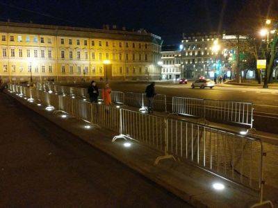 На центральных площадях Москвы и Петербурга появились металлические ограждения