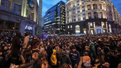 Видео: толпа набросилась на инакомыслящего на незаконной акции в Москве
