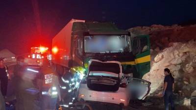 Видео: лобовое столкновение грузовика и легковушки на Мертвом море – 2 погибших