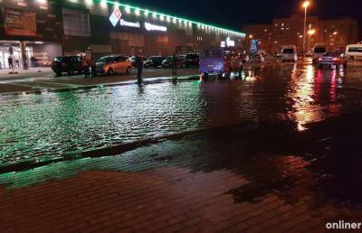 В Чижовке затопило проезжую часть из-за прорыва трубы. В некоторых районах Минска проблемы с водой
