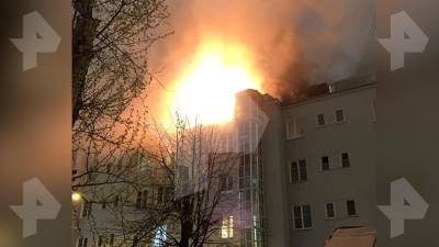 Крыша загорелась в историческом жилом доме в центре Москвы